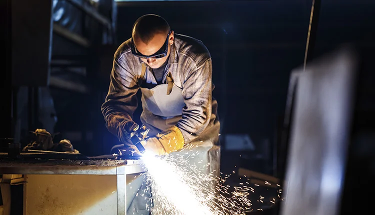 Por que grandes indústrias não economizam na serralheria industrial